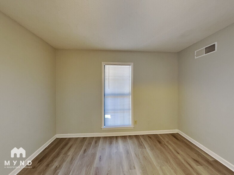 Building Photo - 4645 Sandy Park Dr