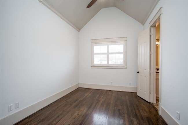 Building Photo - 842 W 22nd St