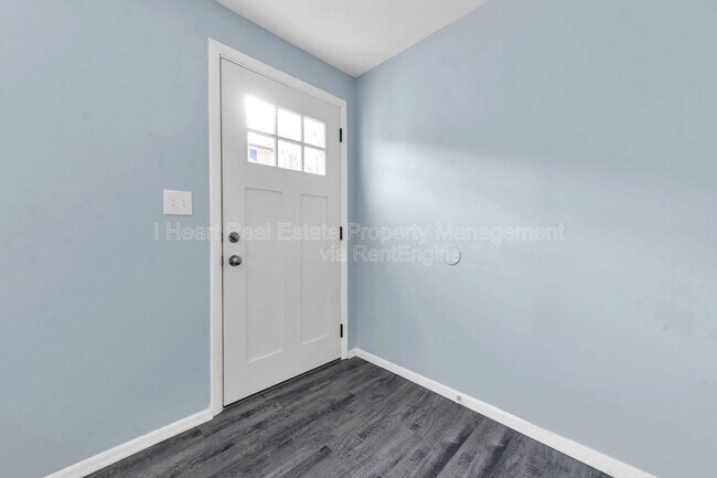 Building Photo - 880 N Meadows Ct