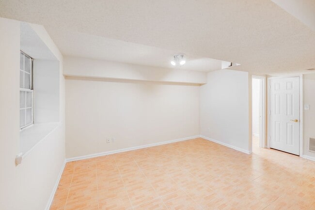 Building Photo - 9024 St Thomas Ln