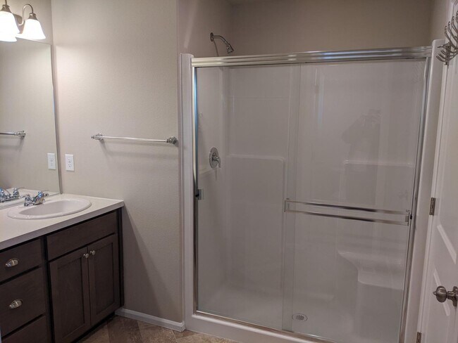 Building Photo - 4/2.5 Townhouse for rent in DuPont!