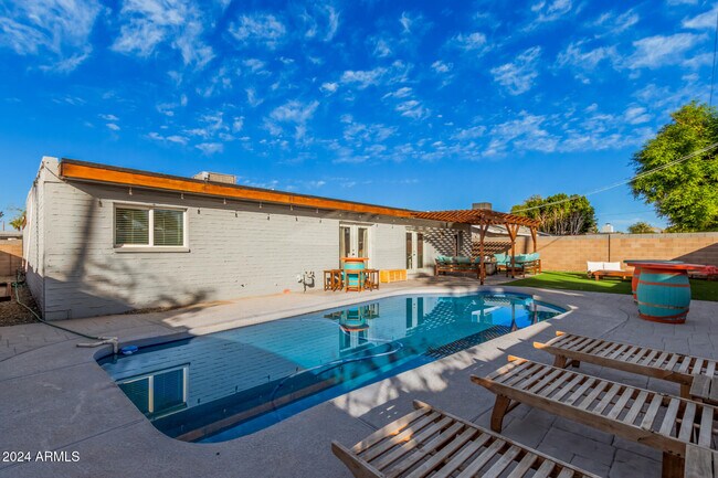 Building Photo - 8301 E Crestwood Way