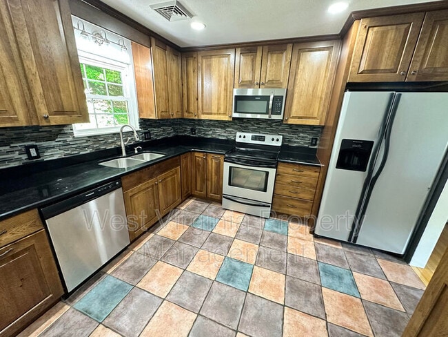 Building Photo - 130 Sue Ln