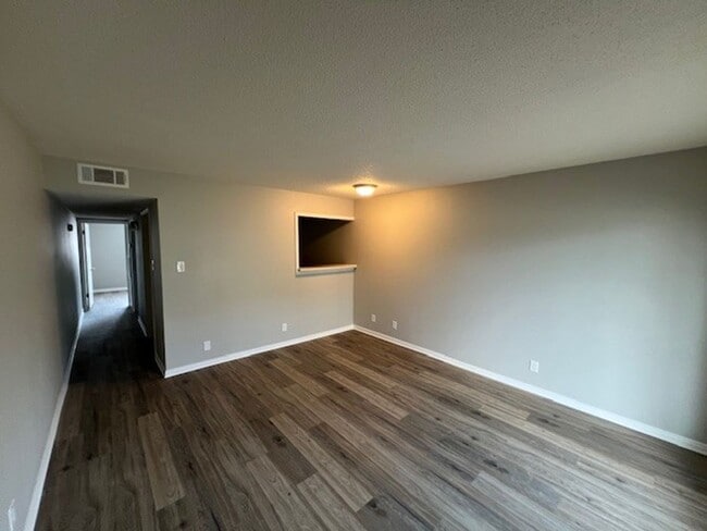 Building Photo - Newly Renovated 1B/1B Apartment in Lake Ch...