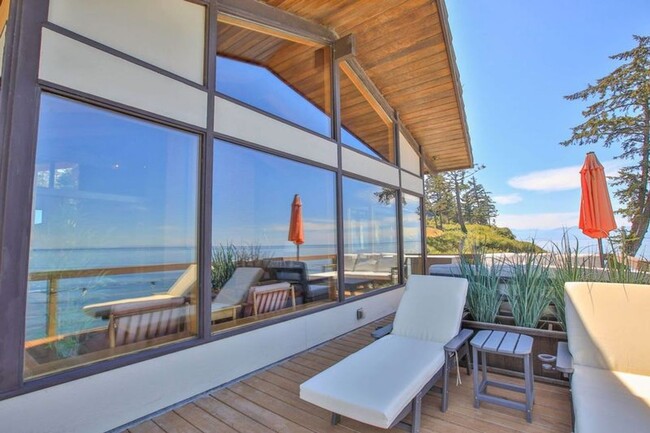 Building Photo - Stunning Furnished Water View Home on West...