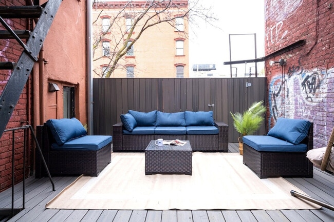 Building Photo - 402 E 11th St