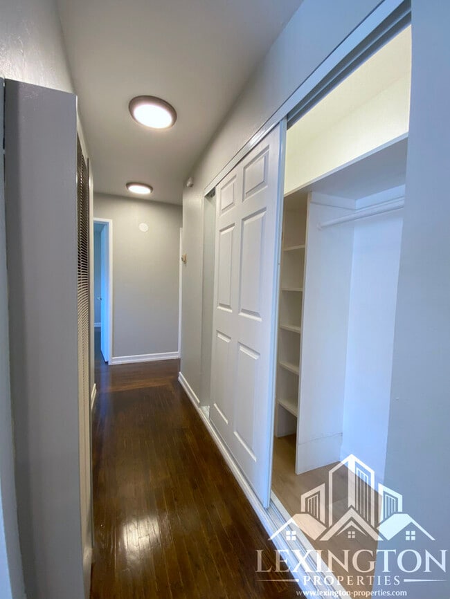 Building Photo - Spacious, 3BD/1BA, Home with Office in Car...