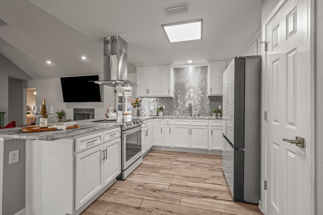 Building Photo - Stunning 4 bedroom with two bonus spaces, ...