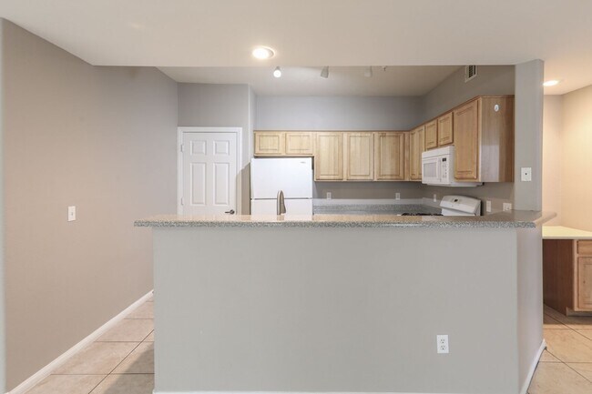 Building Photo - 3 Bedroom First Floor Condo Convenient To Nellis AFB