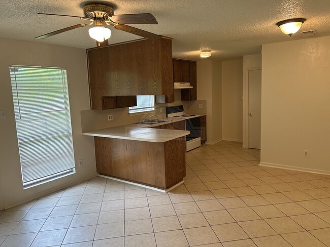 Building Photo - 1811 Janis Dr