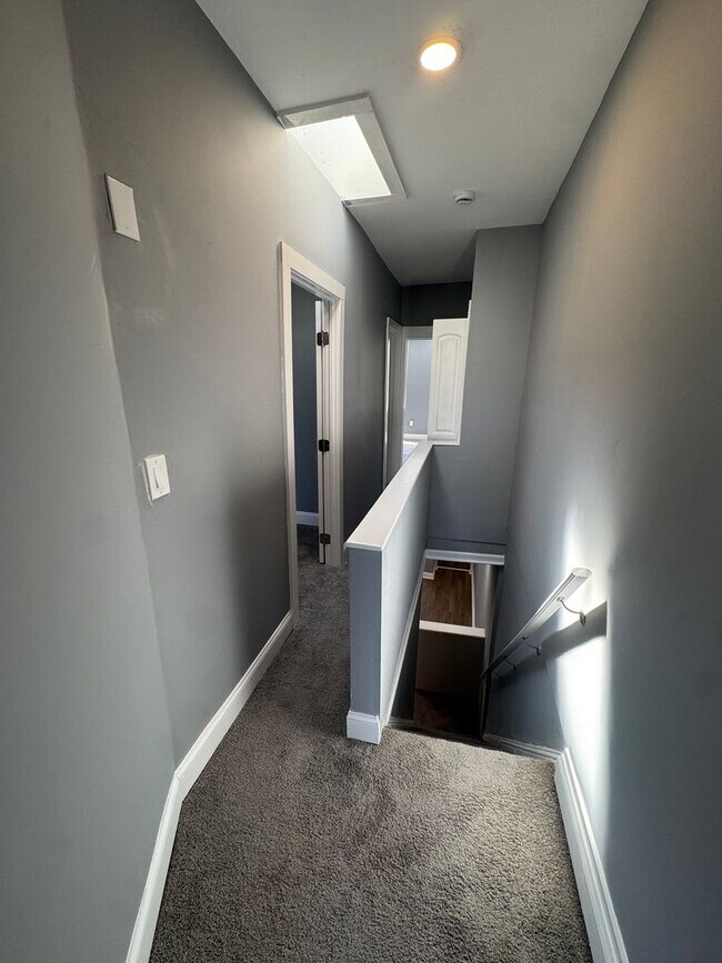 Building Photo - Charming Rowhome with Modern Touches in Ea...