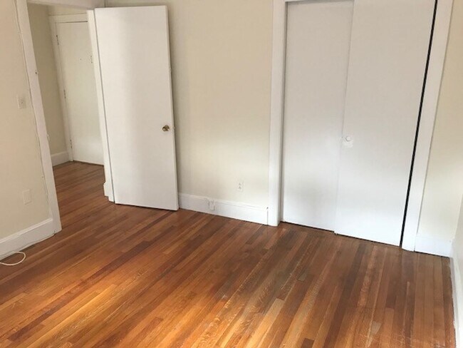 Building Photo - No brokers Fee, No Security Deposit,  Heat...