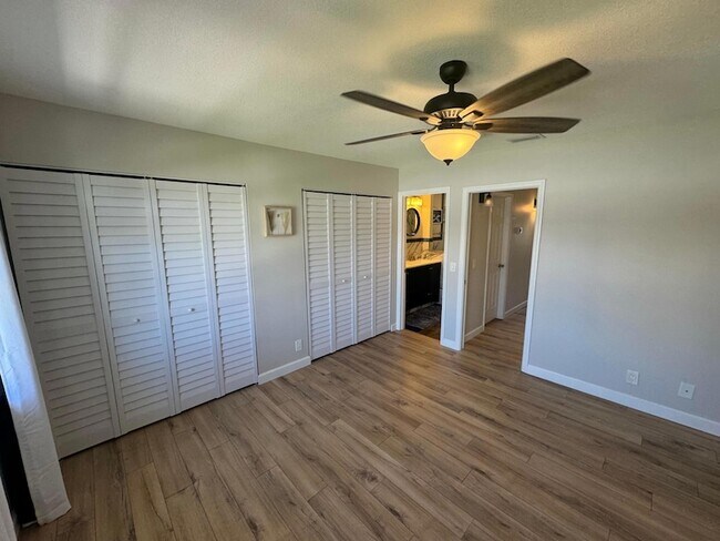 Building Photo - 9427 S Ocean Dr
