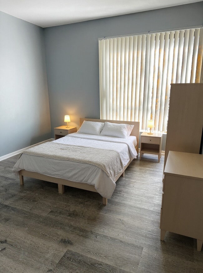 Building Photo - 190 S Waters Edge Dr