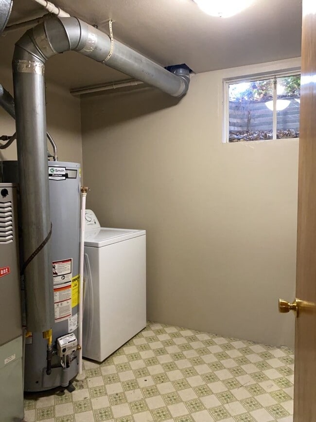 Building Photo - STUDENTS WELCOME! 5 Bed 2 Bath Ranch House w/ Basement