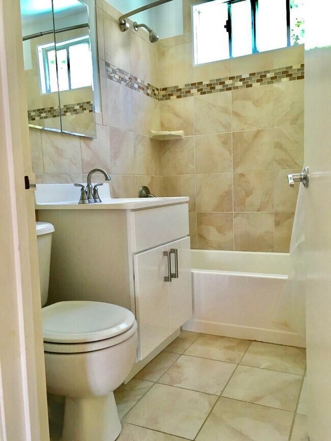 Building Photo - 724 Grand View Ave