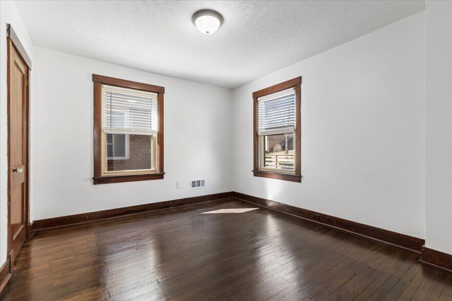 Building Photo - 2816 Clermont Ave