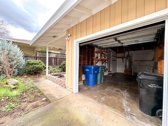 Building Photo - Charming 2 Bed / 1 Bath Duplex in Carmichael