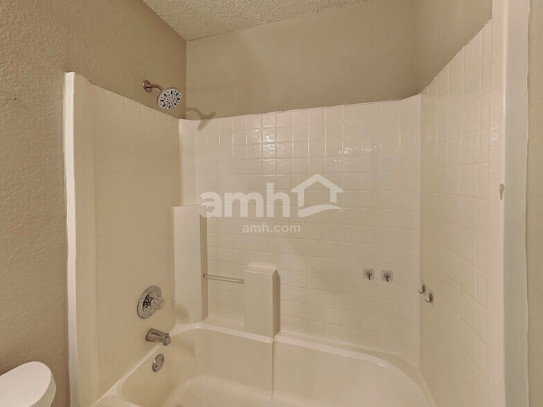 Building Photo - 8432 Odell St