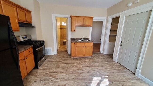 Building Photo - Remodeled Riverwest 3 Bedroom + Office Upp...