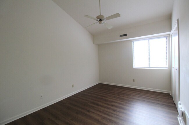 Building Photo - Madison Manor Condo for Rent with 3 Bedrooms and 2 Baths.  Great Location!