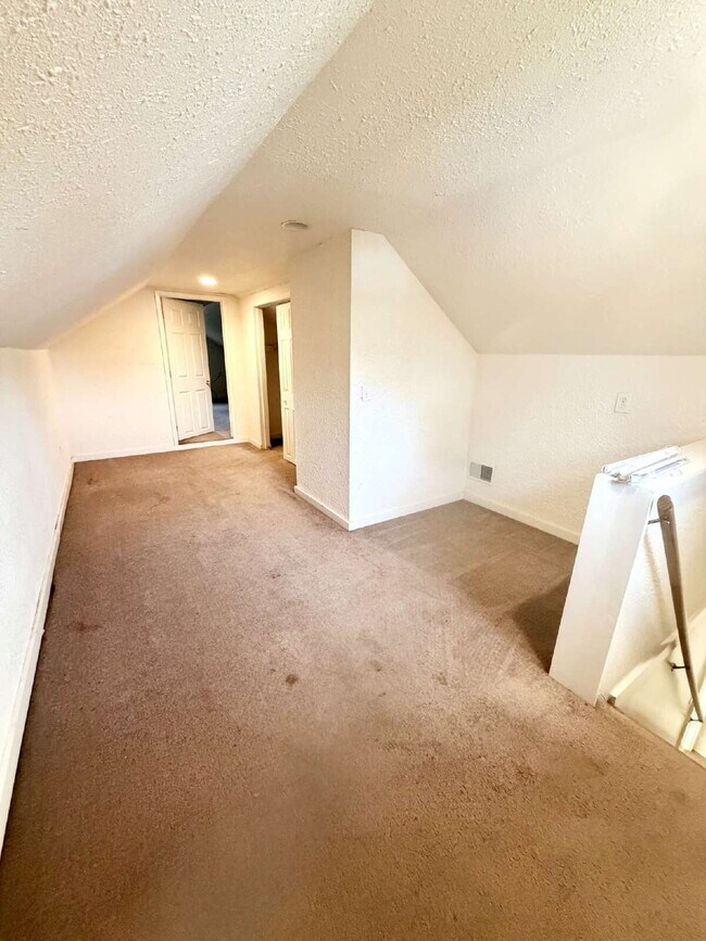 Building Photo - 3 Bedroom with a bonus room, 1 Bath Available!