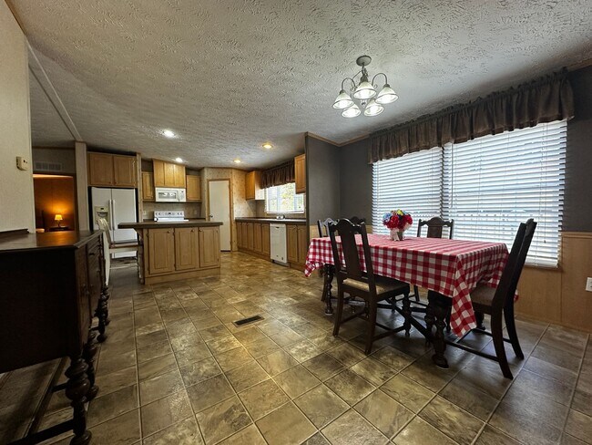 Building Photo - Spacious 4 bedroom/2 bath home for rent - ...