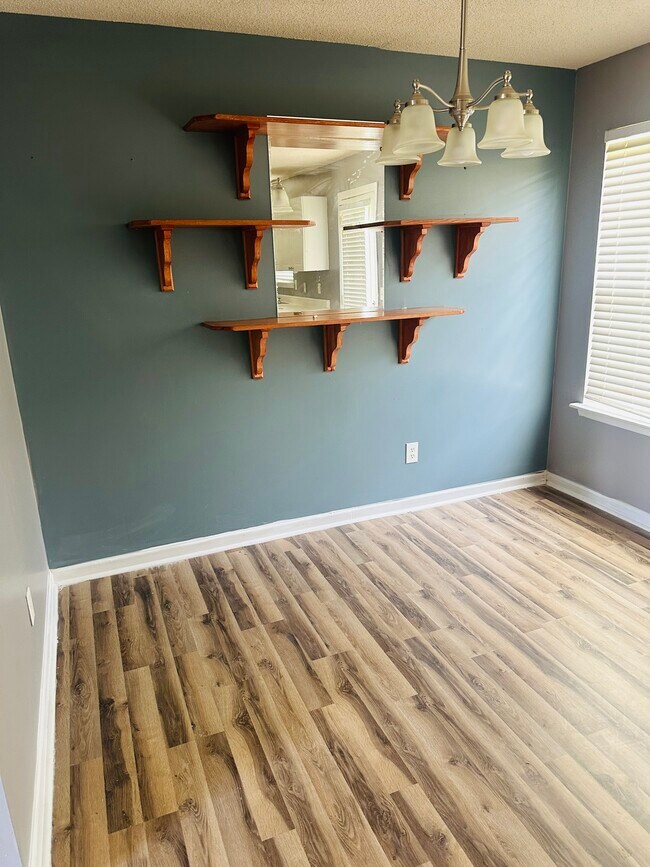 Building Photo - 338 Goldenrod Dr