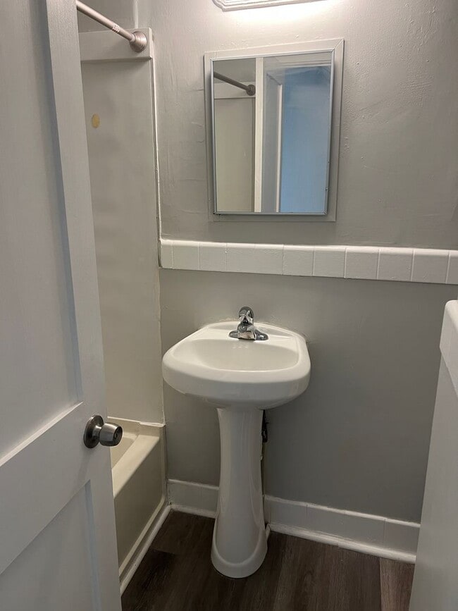 Building Photo - Lancaster City Large 4 bedroom