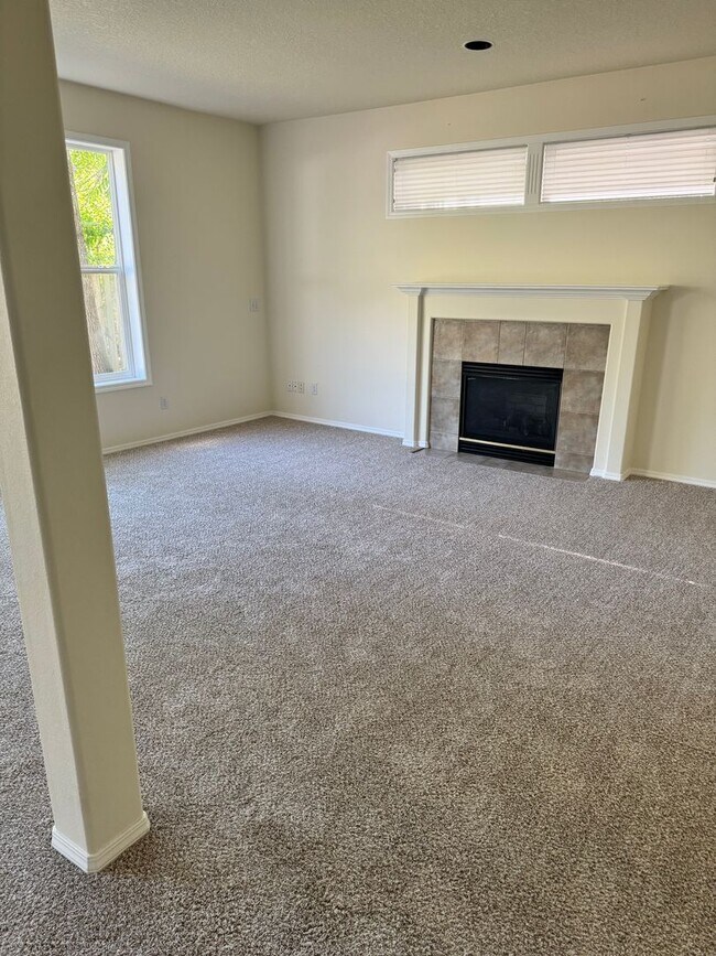 Building Photo - Beautiful 3 Bedroom in Grand Oaks Neighbor...