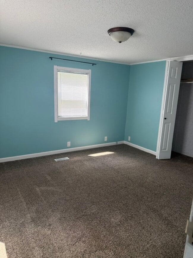 Building Photo - 2 Bedroom, 1 Bathroom Manufactured Home