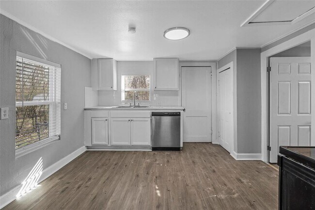 Building Photo - 920 Dubois St