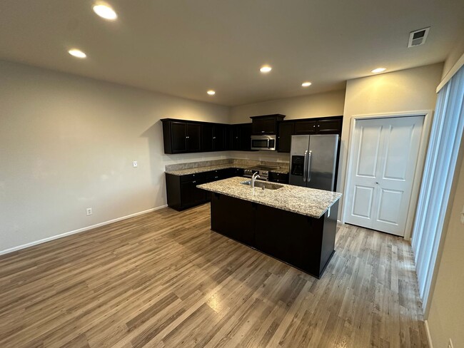 Building Photo - Pet friendly Spacious 4 bedroom + bonus ro...