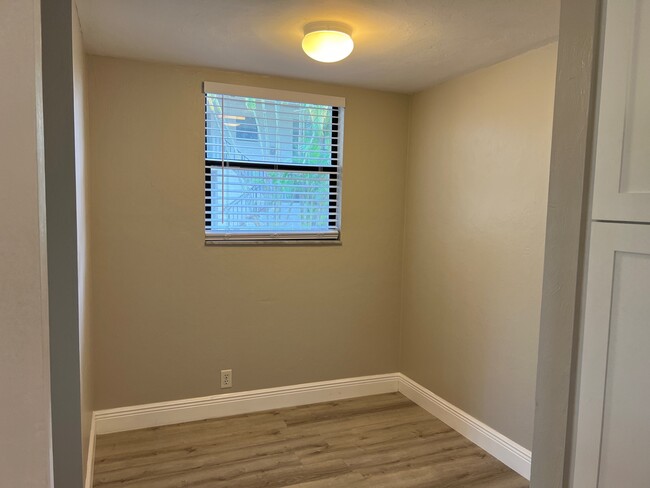 Dining area off the kitchen - 1733 Courtyard Way