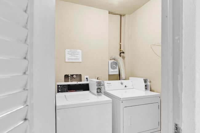 Building Photo - 1069 Hillsboro Mile