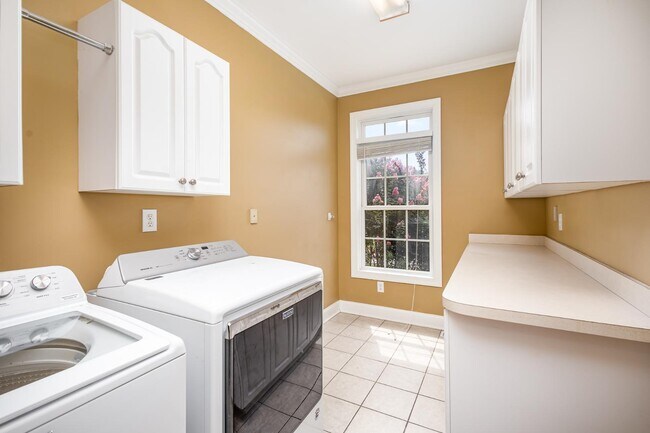 Building Photo - 1610 Elkhart Cir