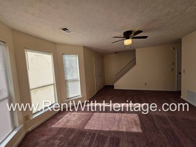 Building Photo - Amazing 3 bedroom, 2.5 bath townhome/ Great Roommate Floorplan / Great Location