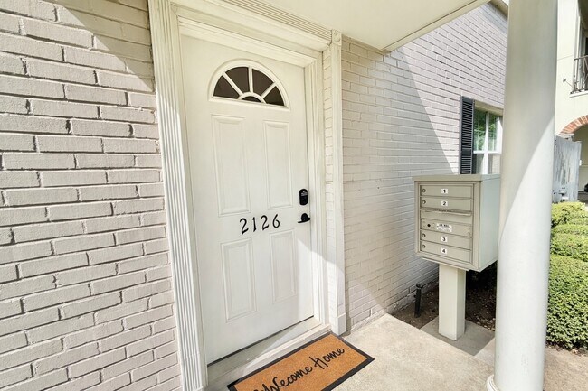 Building Photo - 2126 Banks St