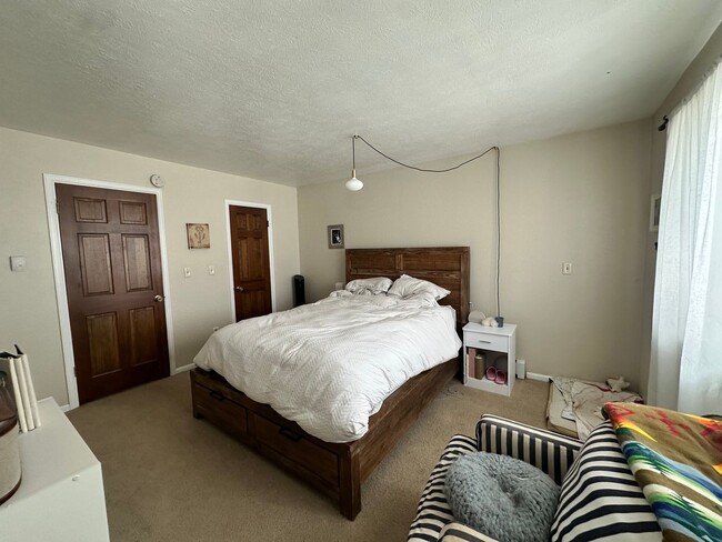 Building Photo - Exquisite 2 Bedroom 2 Bath Excellent Locat...