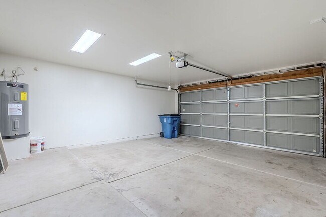 Building Photo - 2117 W Renaissance Ave
