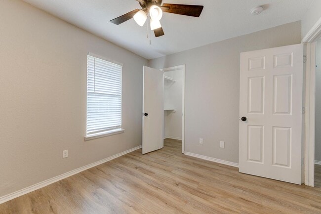 Building Photo - AVAILABLE NOW!