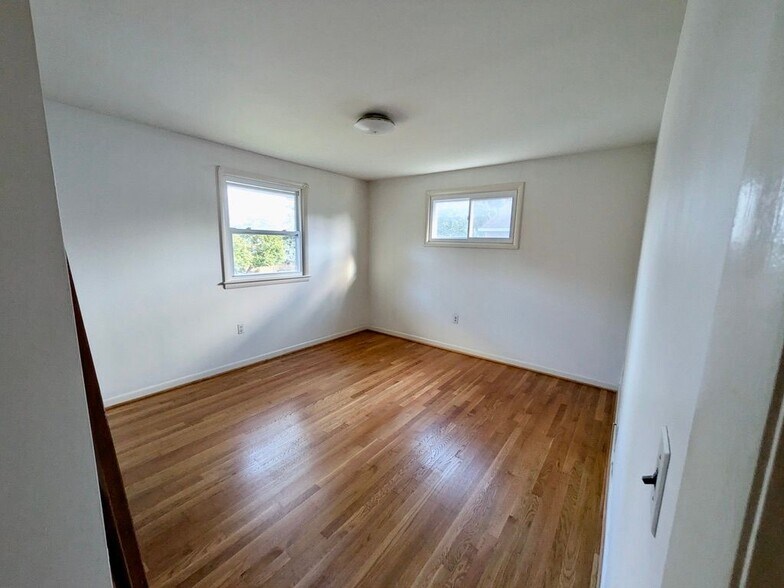 Building Photo - 9204 Davidson St