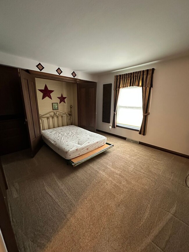 Building Photo - 2 Bedroom Condo - Goshen