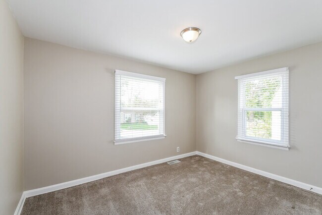 Building Photo - 1123 Roxton Dr