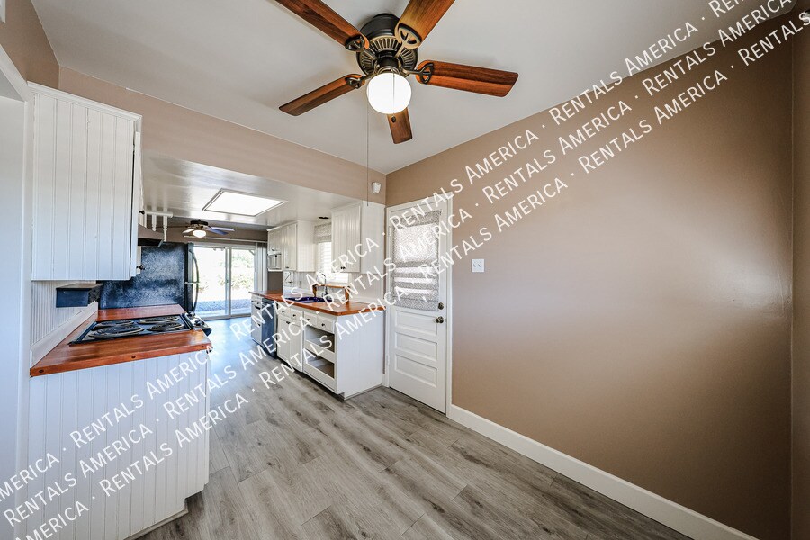 Building Photo - 6924 E Cheery Lynn Rd