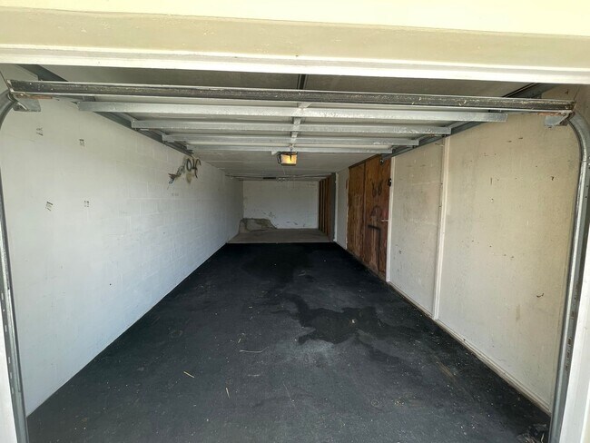 Building Photo - 1 bedroom, 1 bathroom end unit condo beachside
