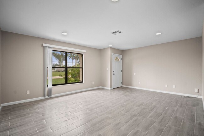 Building Photo - Stunning duplex offers two spacious bedroo...