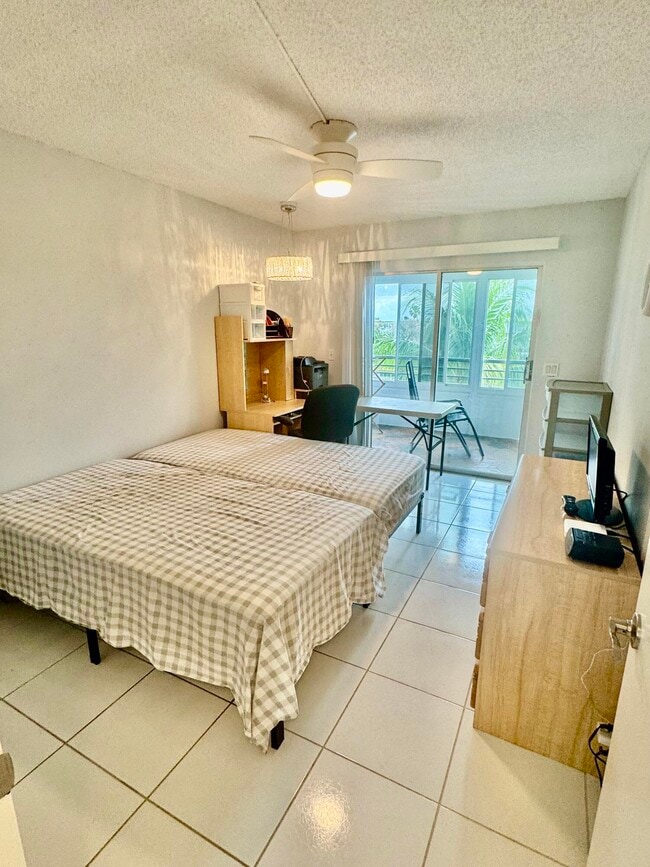 Building Photo - 4063 Yarmouth E