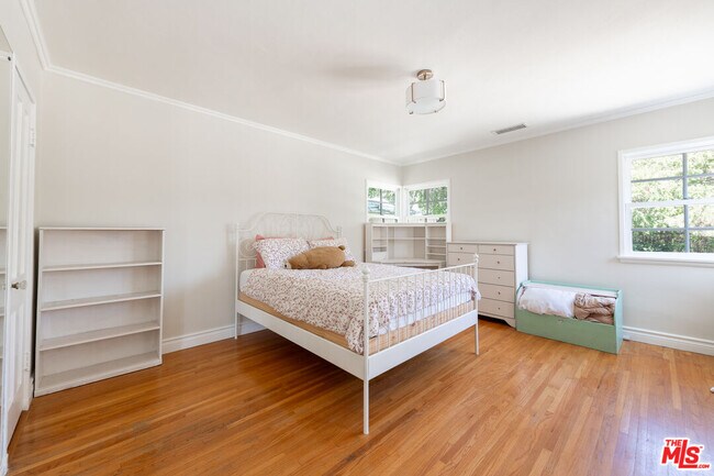 Building Photo - 5454 Agnes Ave