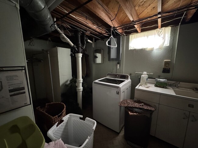 Building Photo - Adorable 3 Bedroom Home Near Lincoln Park!